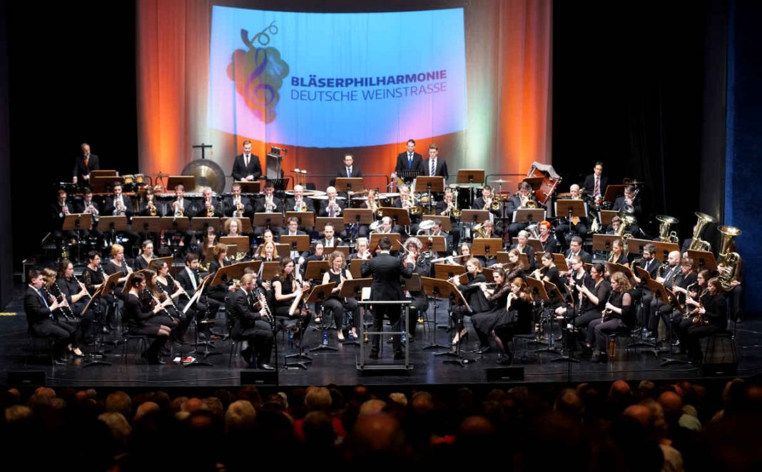 Die Bläserphilharmonie Deutsche Weinstraße unter der musikalischen Leitung von Thomas Kuhn. (Foto: Holger Knecht)