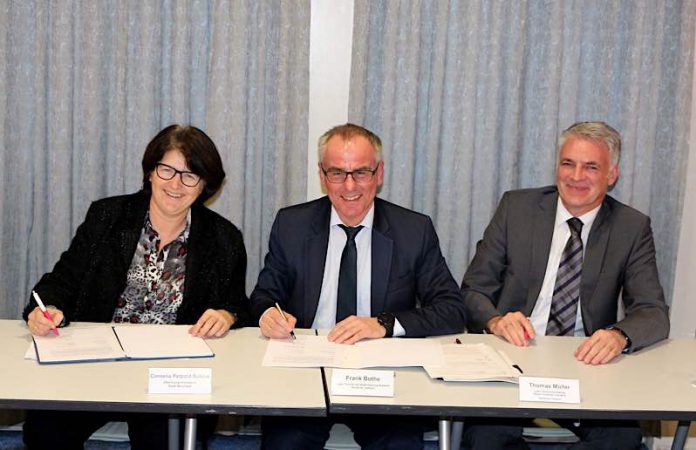 Cornelia Petzold-Schick (Oberbürgermeisterin Bruchsal), Frank Bothe (Leiter Technik Niederlassung Südwest Dt. Telekom) und Joachim Otto (Leiter Infrastrukturvertrieb Region Südwest Dt. Telekom) (Foto: Stadt Bruchsal)