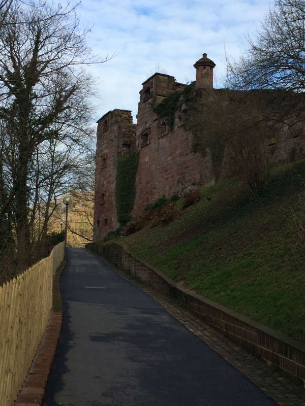 Der Burgweg, der Fußweg zum Schloss, der sich direkt neben der Talstation der Bergbahn am Kornmarkt befindet und zum Nordeingang der Schlossanlage führt, muss gesperrt werden. (Foto: Staatsanzeiger/Petra Schaffrodt)