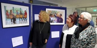 Ausstellungseröffnung-Tassen-im-Schrank
