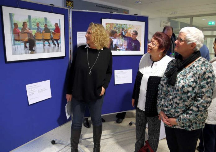 Ausstellungseröffnung-Tassen-im-Schrank