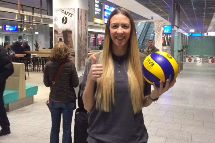 Vor dem ersten Training: Tanja Sredic bei ihrer Ankunft am Frankfurter Flughafen (Foto: VCW)