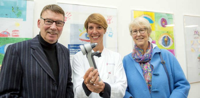 2018_01_10_Augenklinik_Kinderglaukom_Spende Ehepaar Ottweiler_Foto Peter Pulkowski_0002_DSC5260 Spende Tonometer