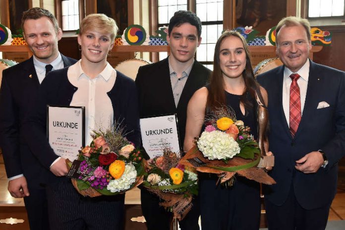 Ehrung der Eliteschüler (von links): Ole Bischof, DOSB-Vizepräsident Leistungssport, Judoka Marlene Galandi, Wasserspringer Lou Noel Massenberg, Turnerin Tabea Alt und Götz Bormann, Vorsitzender des Fachausschuss Medien und Kommunikation der Sparkassen-Finanzgruppe. (Foto: DOSB)