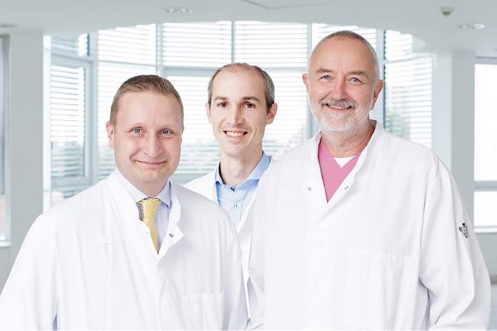 Dr. Jürgen Grüger (Chefarzt Innere Medizin/Gastroenterologie), Dr. Jens Jonescheit (Chefarzt Allgemein- und Viszeralchirurgie) und Dr. Nicolai Härtel (Chefarzt Innere Medizin/Onkologie). (Foto: Stefanie Kösling Fotografie)