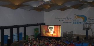 Das Heinrich-Völker-Bad wird zum Kinosaal und die Badegäste entscheiden per Applaus über den gezeigten Film. (Foto: Freizeitbetriebe Worms GmbH)
