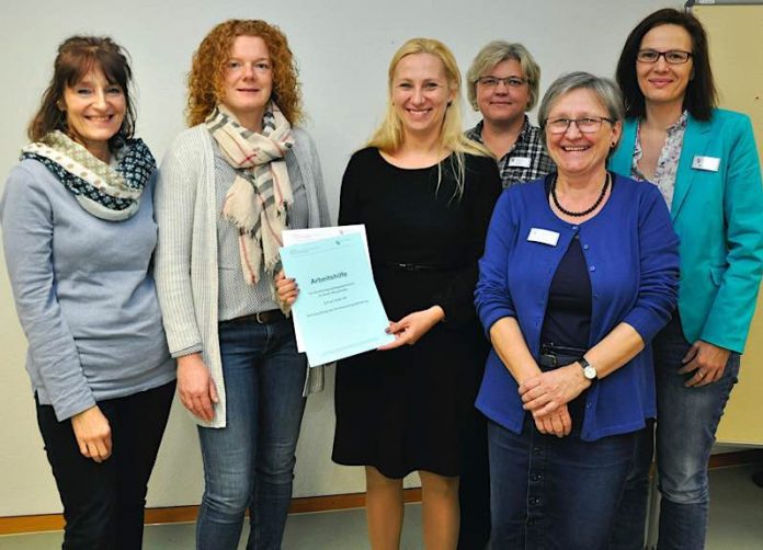 Die Erste Kreisbeigeordnete Diana Stolz (3.v.l.) unterzeichnete mit den Kindertagespflegepersonen Meike Müller (l.) und Tanja Lauk (2.v.l.) im Beisein der Fachbereichsleiterin Bildung, Betreuung und Erziehung, Renate Dörr (2.v.r.), sowie den Mitarbeiterinnen aus dem Bereich Kindertagespflege, Katharina Gutzeit (r.) und Angela Hue, eine Vereinbarung zum Kinderschutz. (Foto: Kreis Bergstraße)