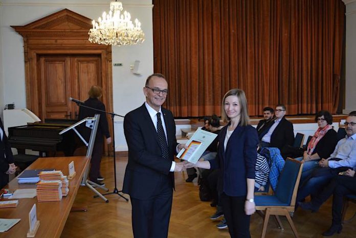 Landrat Brechtel überreichte im Bürgersaal der Stadtverwaltung Germersheim die Einbürgerungsurkunden (Foto: Kreisverwaltung Germersheim)