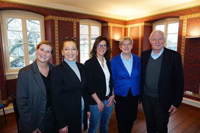 Abteilungsleiterin Bürgerservice Patricia Munterde, Fachbereichsleiterin Bürgerdienste Andrea Baroncioni, Bezirksbürgerserviceleiterin Martina Matuschewski, Bürgermeisterin Felicitas Kubala und Stadtrat Prof. Dr. Achim Weizel (Foto: Stadt Mannheim)