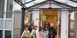 Die Sternsinger und Pfarrer Wolfgang Oser besuchten den Sinsheimer Oberbürgermeister Jörg Albrecht (Foto: Stadtverwaltung Sinsheim)