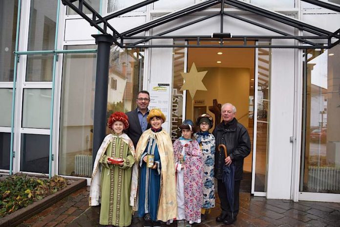 Die Sternsinger und Pfarrer Wolfgang Oser besuchten den Sinsheimer Oberbürgermeister Jörg Albrecht (Foto: Stadtverwaltung Sinsheim)