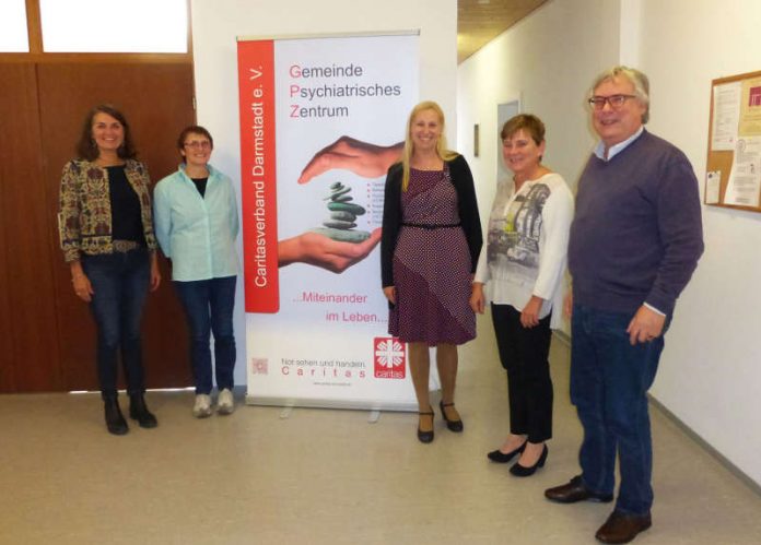 Die Erste Kreisbeigeordnete Diana Stolz (3.v.r.) mit den Mitarbeiterinnen der Caritas sowie Constantin von Gatterburg, Fachbereichsleiter Soziale Dienste im Gesundheitsamt, in der Psychosozialen Beratungsstelle (Foto: Kreis Bergstraße) Die Erste Kreisbeigeordnete Diana Stolz (3.v.r.) mit den Mitarbeiterinnen der Caritas sowie Constantin von Gatterburg, Fachbereichsleiter Soziale Dienste im Gesundheitsamt, in der Psychosozialen Beratungsstelle (Foto: Kreis Bergstraße)
