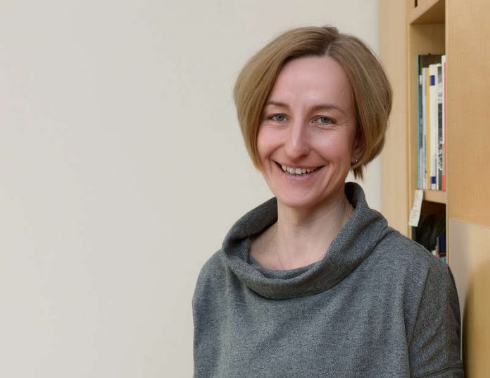 Die Leiterin des Bildungswerk Hospiz Elias Miriam Ohl ist Krankenschwester mit Weiterbildung Palliative Care und zertifizierte Kursleiterin für Letzte Hilfe Kurse. (Foto: Hospiz Elias) Die Leiterin des Bildungswerk Hospiz Elias Miriam Ohl ist Krankenschwester mit Weiterbildung Palliative Care und zertifizierte Kursleiterin für Letzte Hilfe Kurse. (Foto: Hospiz Elias)