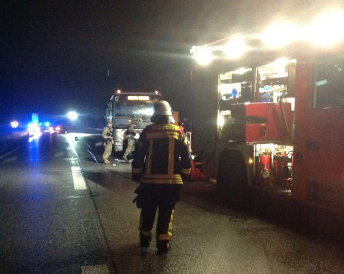 Zusammenstoß zwischen Smart und Reisebus auf der B 455. Smart-Fahrer wird schwer verletzt (Foto: Feuerwehr Wiesbaden)
