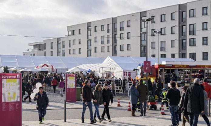 Über den Tag verteilt feierten rund 13.000 Besucherinnen und Besucher das Heidelberger Bürgerfest auf dem Gadamerplatz und der Pfaffengrunder Terrasse in der Bahnstadt. (Foto: Philipp Rothe)