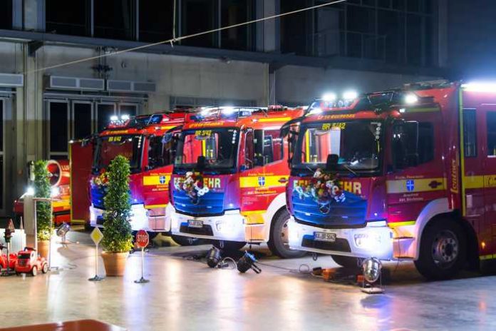 Eine imposante Lichtshow bot die Feuerwehr Bruchsal ihren 300 Gästen Eine imposante Lichtshow bot die Feuerwehr Bruchsal ihren 300 Gästen