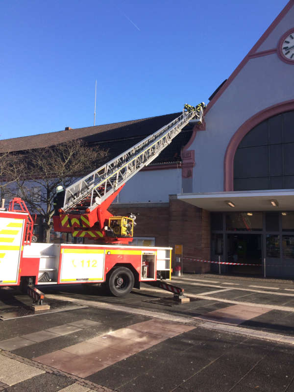 Einsatz am Dach des Bahnhofgebäudes (Foto: Feuerwehr Bad Kreuznach)