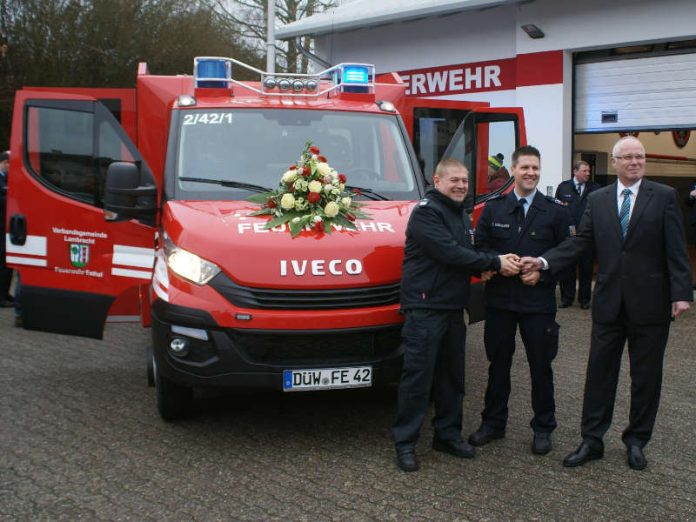 Übergabe der Fahrzeugschlüssel von Verbandsbürgermeister Manfred Kirr (r.) an Wehrleiter Frank Flockerzi (l.) und Wehrführer Torsten Buschlinger (Foto: Presseteam der Feuerwehr VG Lambrecht) Übergabe der Fahrzeugschlüssel von Verbandsbürgermeister Manfred Kirr (r.) an Wehrleiter Frank Flockerzi (l.) und Wehrführer Torsten Buschlinger (Foto: Presseteam der Feuerwehr VG Lambrecht)
