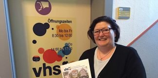 VHS-Geschäftsführerin Erika Roggendorf mit dem neuen Programm der Volkshochschule (Foto: Stadtverwaltung Bad Kreuznach)