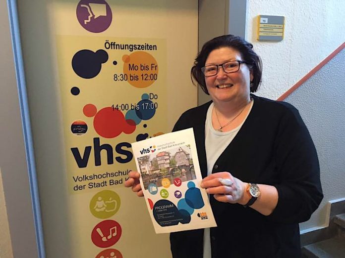 VHS-Geschäftsführerin Erika Roggendorf mit dem neuen Programm der Volkshochschule (Foto: Stadtverwaltung Bad Kreuznach)