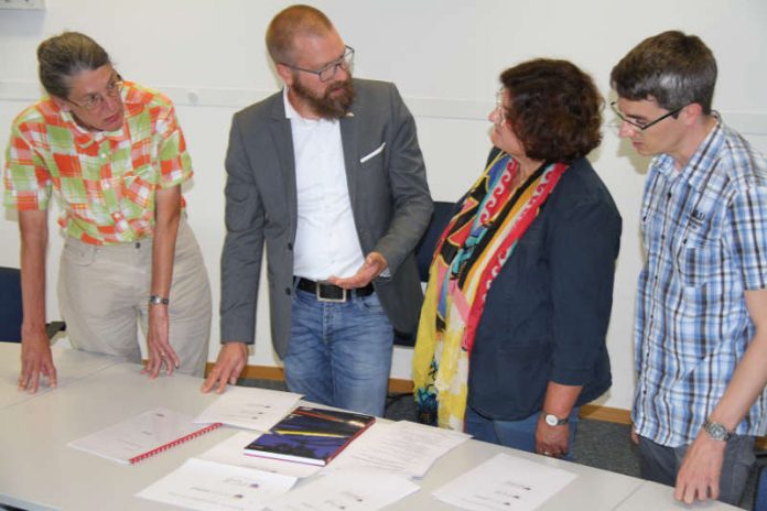 Konstruktiver Austausch: Sebastian Spitzer vom KVV (2.v.l.) diskutiert mit den Fahrgastbeiräten Dr. Charlotte Kämpf, Nicole Kehr und Florain Roth über Verbesserungen im öffentlichen Nahverkehr (Foto: KVV)