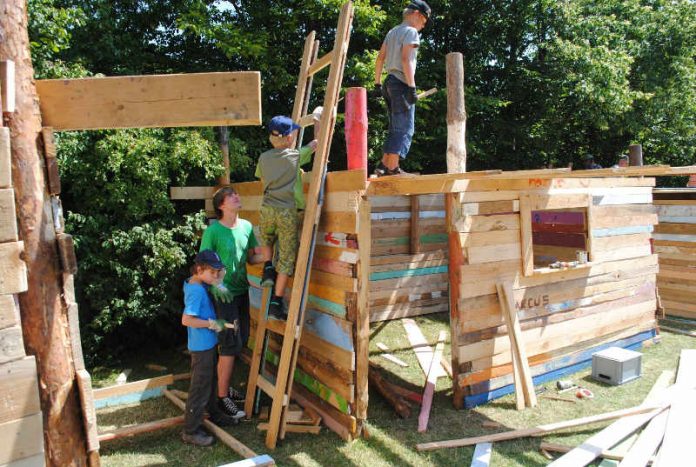 Natürlich ist auch der beliebte Hüttenbau wieder mit dabei. (Foto: Stadtverwaltung Neustadt)