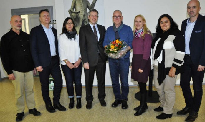 Dieter Lohstroh-Kussowski (4.v.r.) wurde verabschiedet von (v.l.) Ronald Berg, stellvertretender Leiter des Personalmanagements, Fritz Strößinger, Mitarbeiter von Neue Wege, Elke Kimmerle-Bormuth, Mitarbeiterin von Neue Wege, Landrat Christian Engelhardt, Erste Kreisbeigeordnete Diana Stolz, Serif Calik, Vertreterin des Personalrats, und Stefan Rechmann, Leiter des Eigenbetriebs Neue Wege. (Foto: Kreis Bergstraße) Dieter Lohstroh-Kussowski (4.v.r.) wurde verabschiedet von (v.l.) Ronald Berg, stellvertretender Leiter des Personalmanagements, Fritz Strößinger, Mitarbeiter von Neue Wege, Elke Kimmerle-Bormuth, Mitarbeiterin von Neue Wege, Landrat Christian Engelhardt, Erste Kreisbeigeordnete Diana Stolz, Serif Calik, Vertreterin des Personalrats, und Stefan Rechmann, Leiter des Eigenbetriebs Neue Wege. (Foto: Kreis Bergstraße)