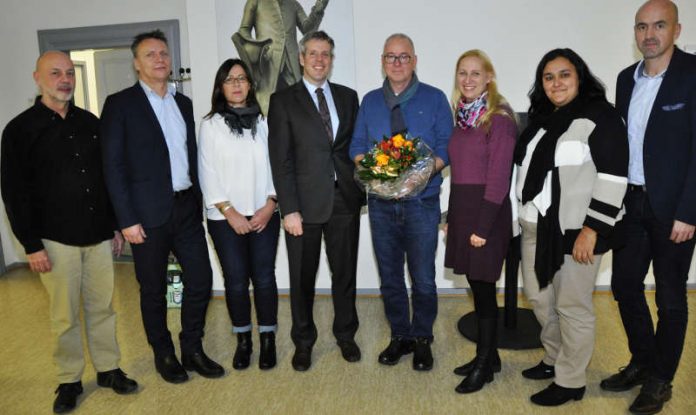 Dieter Lohstroh-Kussowski (4.v.r.) wurde verabschiedet von (v.l.) Ronald Berg, stellvertretender Leiter des Personalmanagements, Fritz Strößinger, Mitarbeiter von Neue Wege, Elke Kimmerle-Bormuth, Mitarbeiterin von Neue Wege, Landrat Christian Engelhardt, Erste Kreisbeigeordnete Diana Stolz, Serif Calik, Vertreterin des Personalrats, und Stefan Rechmann, Leiter des Eigenbetriebs Neue Wege. (Foto: Kreis Bergstraße)