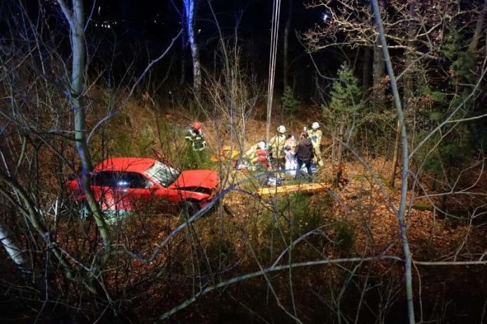 Die Person, die das Auto fuhr, flüchtete von der Unfallstelle (Foto: Feuerwehr Kaiserslautern)