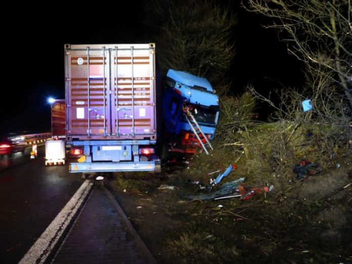 Der beschädigte LKW (Foto: Feuerwehr Mainz)