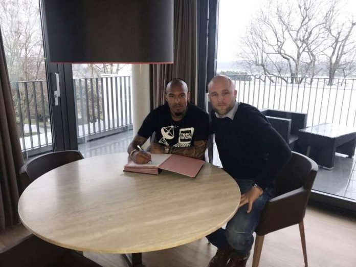 Nigel de Jong bei der Vertragsunterschrift (Foto: twitter.com/1FSVMainz05) Nigel de Jong bei der Vertragsunterschrift (Foto: twitter.com/1FSVMainz05)