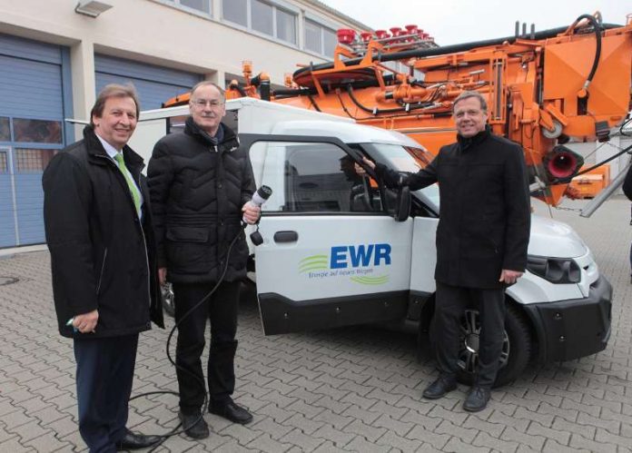 EWR-Vorstand Günter Reichart, Bürgermeister Hans-Joachim Kosubek und ebwo-Werkleiter Hans-Dieter Gugumus starten die Testphase mit dem E-Transporter. (Foto: Axel Schmitz)