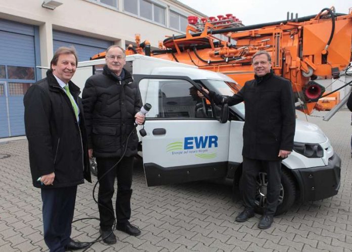 EWR-Vorstand Günter Reichart, Bürgermeister Hans-Joachim Kosubek und ebwo-Werkleiter Hans-Dieter Gugumus starten die Testphase mit dem E-Transporter. (Foto: Axel Schmitz) EWR-Vorstand Günter Reichart, Bürgermeister Hans-Joachim Kosubek und ebwo-Werkleiter Hans-Dieter Gugumus starten die Testphase mit dem E-Transporter. (Foto: Axel Schmitz)