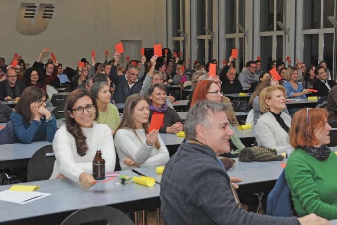 Beim Rhetorik-Slam entscheidet, genau wie beim „traditionellen“ Poetry-Slam, das Publikum, wer als Siegerin bzw. Sieger aus dem Abend hervorgeht. (Foto: Universität Koblenz-Landau)