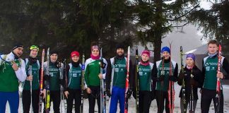 Kanuten freuen sich über Abwechslung auf den Langlaufskiern (v.l. Alexej Karle, Tim Bechtold, Nicola Höninger, Greta Köszeghy, Monika Plesa, Saeid Fazloula, Isabel Friedt, Miko Herrmann, Gesine Ragwitz und Jan Bechtold). (Foto: Rheinbrüder Karlsruhe)