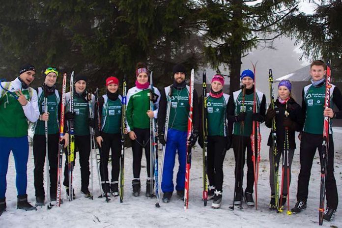 Kanuten freuen sich über Abwechslung auf den Langlaufskiern (v.l. Alexej Karle, Tim Bechtold, Nicola Höninger, Greta Köszeghy, Monika Plesa, Saeid Fazloula, Isabel Friedt, Miko Herrmann, Gesine Ragwitz und Jan Bechtold). (Foto: Rheinbrüder Karlsruhe)