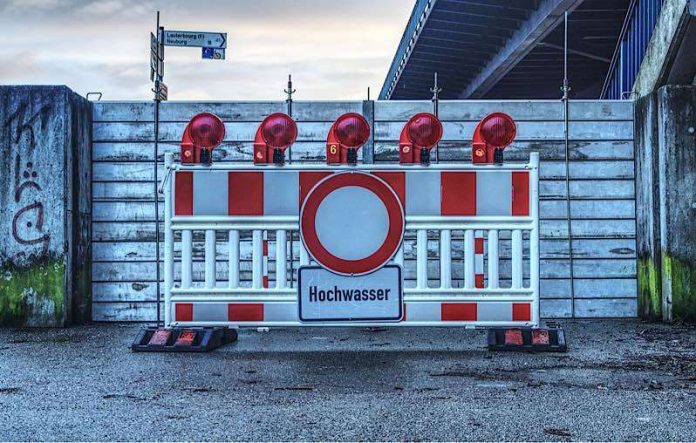 Symbolbild, Hochwasser, Absperrung, Schild Symbolbild (Foto: Pixabay)