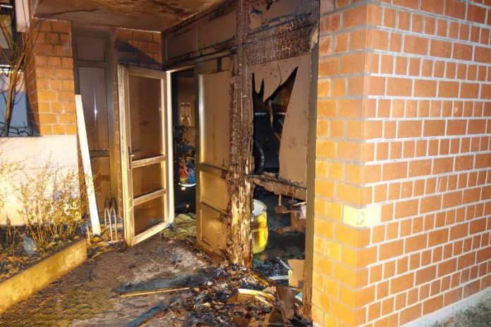 Der Gartenstuhlbrand griff auf die Hausfassade über. (Foto: Feuerwehr Wiesbaden) Der Gartenstuhlbrand griff auf die Hausfassade über. (Foto: Feuerwehr Wiesbaden)