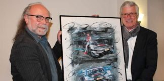 Arno Zensen (rechts) vom Team Rosberg wurde vom ADAC Pfalz für den Gewinn der DTM-Teamwertung geehrt, hier zusammen mit Künstler Walter-Heinz Glaß (links) mit einem Bild von DTM-Champion René Rast (Audi) (Foto: Michael Sonnick)