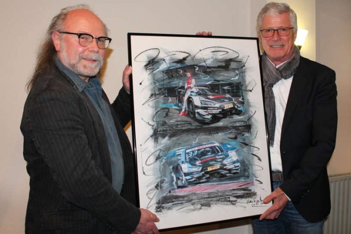 Arno Zensen (rechts) vom Team Rosberg wurde vom ADAC Pfalz für den Gewinn der DTM-Teamwertung geehrt, hier zusammen mit Künstler Walter-Heinz Glaß (links) mit einem Bild von DTM-Champion René Rast (Audi) (Foto: Michael Sonnick)