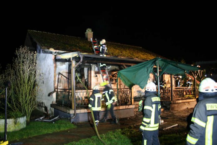 Das Feuer griff auf das Vordach der Vereinsgaststätte über. (Foto: Feuerwehr Speyer) Das Feuer griff auf das Vordach der Vereinsgaststätte über. (Foto: Feuerwehr Speyer)