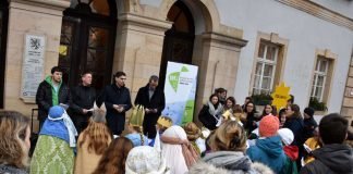 Die Sternsingerinnen und Sternsinger aus St. Maria und St. Augustinus in Landau sowie aus Edesheim wurden zur Aussendungsfeier am Landauer Rathaus empfangen. (Foto: Stadt Landau in der Pfalz)