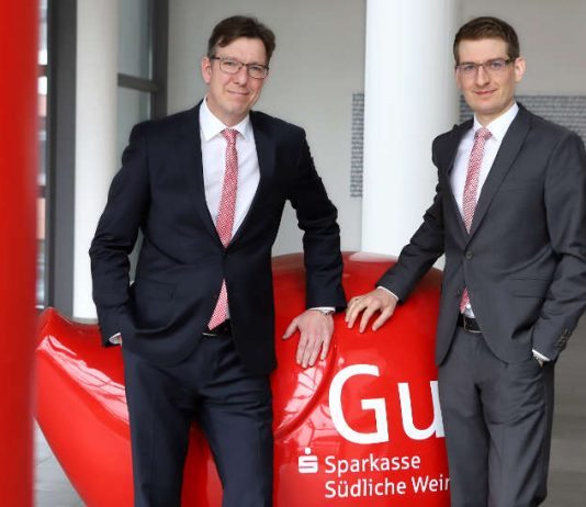 Die beiden neuen Abteilungsdirektoren sind verantwortlich für die umfassende Beratung der Privatkunden – Andreas Grell (links) in allen Geschäftsstellen, Stefan Langer im Private Banking. (Foto: Sparkasse Südliche Weinstraße)