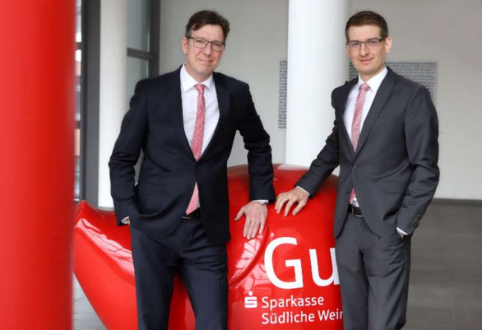 Die beiden neuen Abteilungsdirektoren sind verantwortlich für die umfassende Beratung der Privatkunden – Andreas Grell (links) in allen Geschäftsstellen, Stefan Langer im Private Banking. (Foto: Sparkasse Südliche Weinstraße)