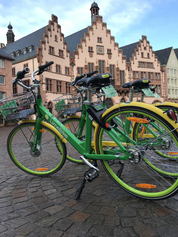 Leihrad-Anbieter 'LimeBike' auf dem Römerberg (Foto: Stadt Frankfurt / Niklas Heinz)