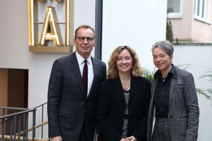 Ellen M. Harrington mit Ina Hartwig und Nikolaus Hensel (Foto: Jonas Ebling)