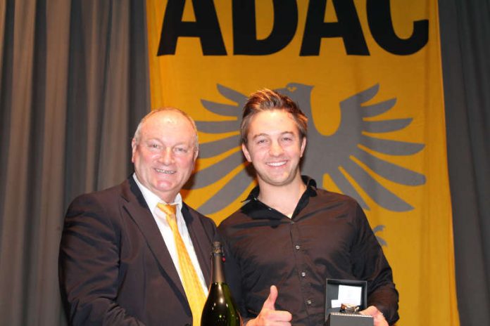 Friedhelm Kissel, Sportleiter ADAC Pfalz e.V. überreicht Markus Class den Gert Raschig-Gedächtnispreis für seine internationalen Erfolge im Motorradsport. (Foto: Michael Sonnick)