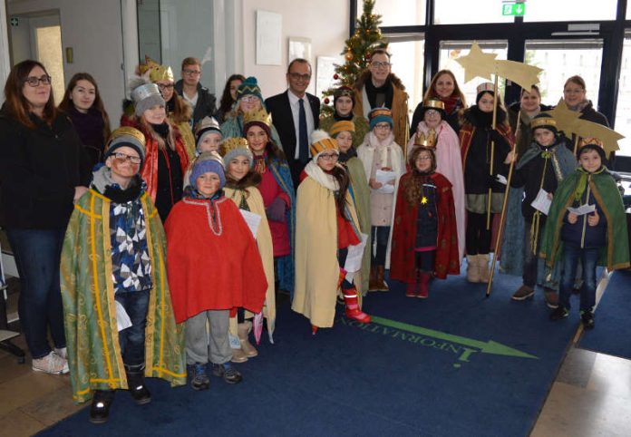 Die Sternsinger bei Landrat Brechtel (Foto: Kreisverwaltung Germersheim)