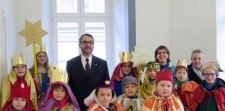 Sternsinger von St. Marien brachten OB Weigel und dem Rathaus ihren Segen. (Foto: Stadtverwaltung Neustadt)