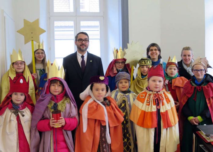 Sternsinger von St. Marien brachten OB Weigel und dem Rathaus ihren Segen. (Foto: Stadtverwaltung Neustadt)